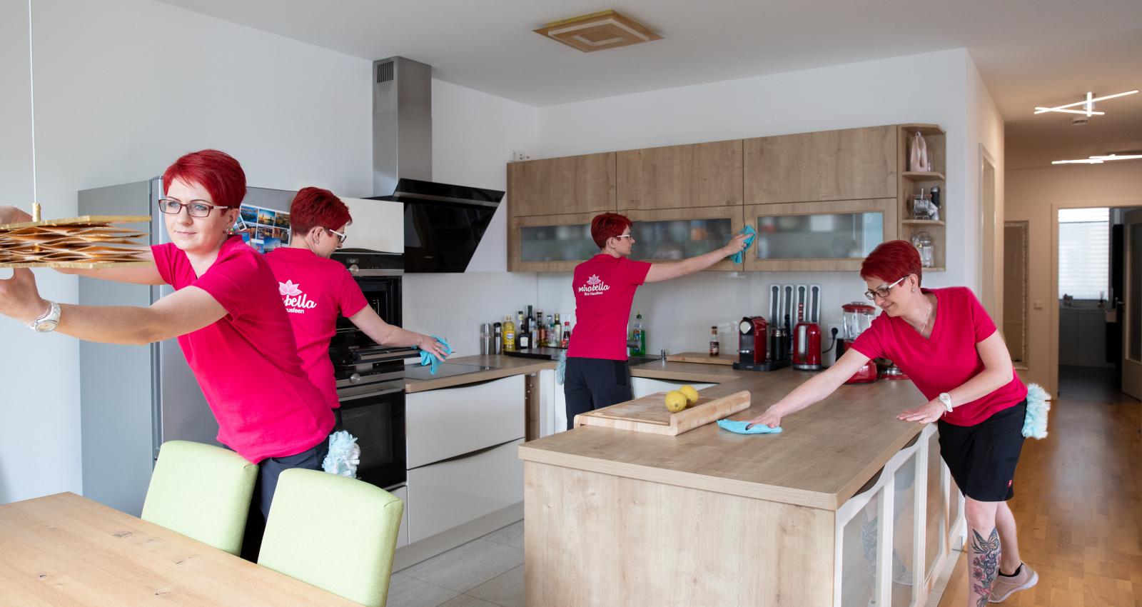 Auf diesem Bild ist vier mal dieselbe Mirabella-Hausfee bei verschiedenen Reinigungsarbeiten in einer modernen Essküche zu sehen - sie trägt ein pinkfarbenes T-Shirt.